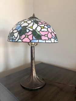 Vintage Tiffany- style stained glass table lamp