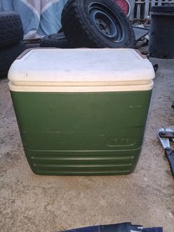 Igloo 15"x16"x12" camping cooler ice chest