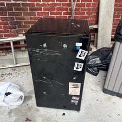    Avanti Mini Fridge
