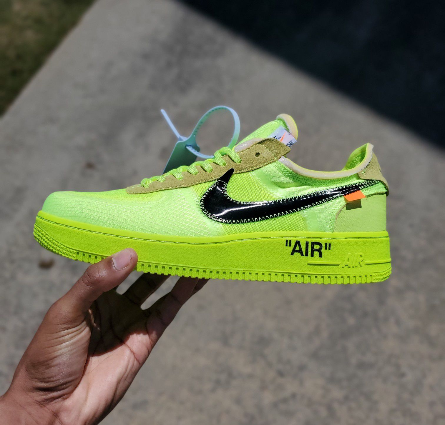Nike Off-White Air Force 1 in Volt
