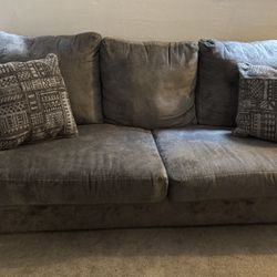 Gray Couch / Sofá gris