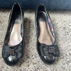 GIRLS BLACK DRESS UP SHOES SIZE 2 WITH SMALL HEEL