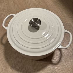 Le Creuset NEW White Dutch Oven 7.25qt