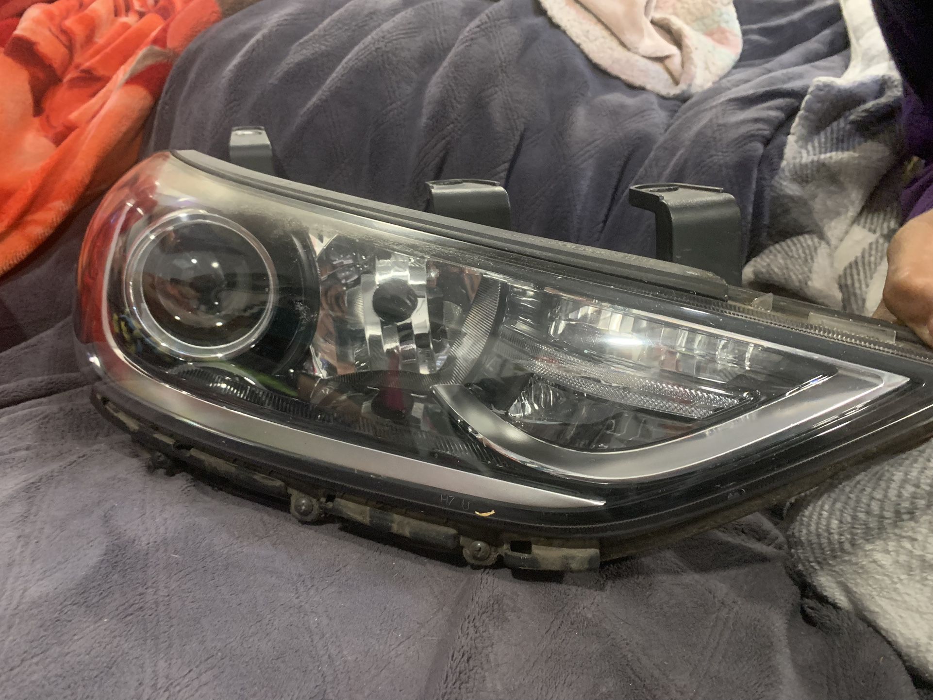 Fits For 2017 2018 Hyundai Passenger side headlight has all lights but no blinker light bulb