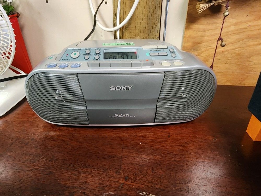 Sony Radio/CD/Cassette Player/Recorder Boombox. Everything works great!