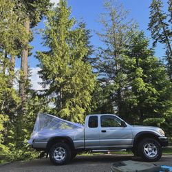 Locking  Bed Cover For First Gen Tacoma 6’