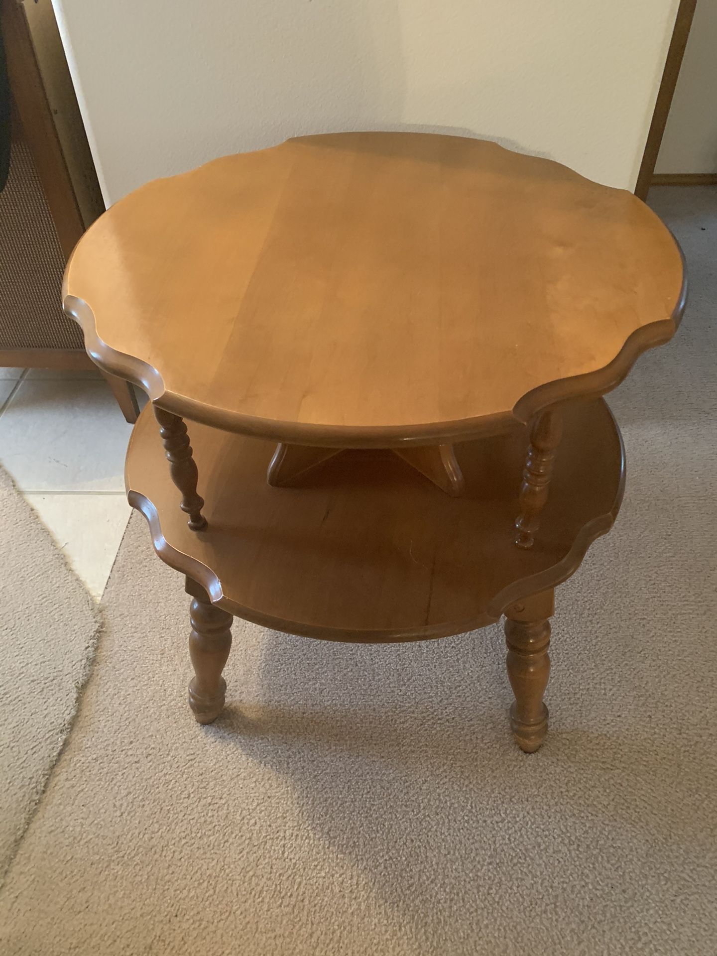 Vintage Round end table. Early American style Round table looks brand new: 24” Diameter and 24”H