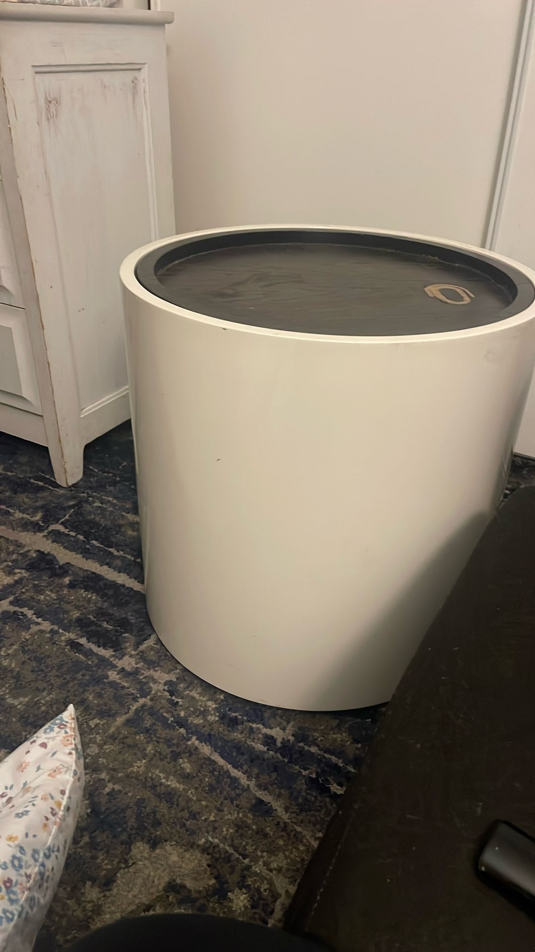 Round end table with storage