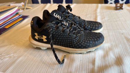 Girls softball cleats, Size 5, UnderArmour