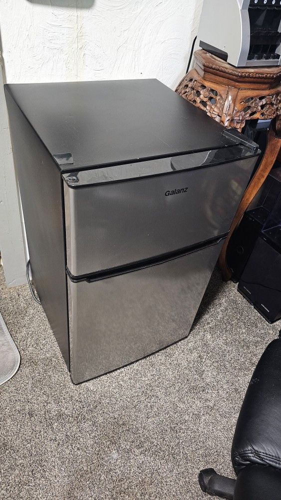 Galanz 3.1 Mini Fridge And Freezer 2door 