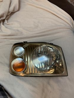 Nissan Frontier 02-04 passenger left headlight