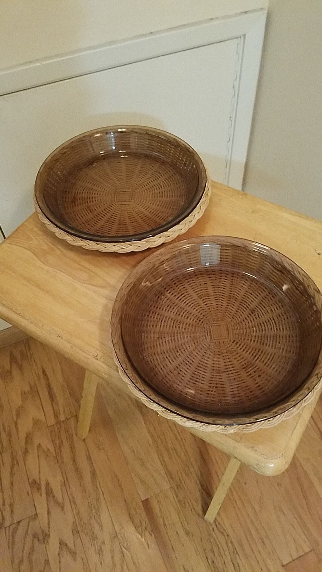 2 Pyrex Pie plates with baskets excellent condition. Used 1 x.