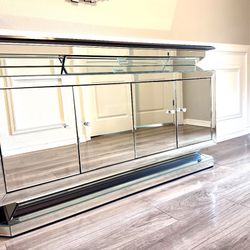 Table And Mirror Together 