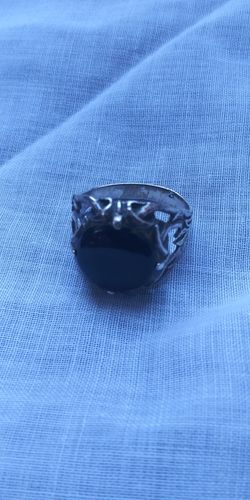 A,SILVER RING SIZE 8 OR 9 WITH ONIX STONE AND RARE DESIGN