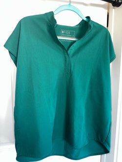 Figs Hunter Green women’s top