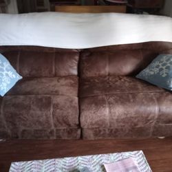 $490  Excellent Couch Reclines On BOTH Sides 