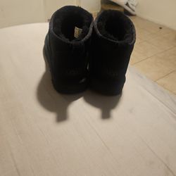 New Ugg Boots Size 9  60