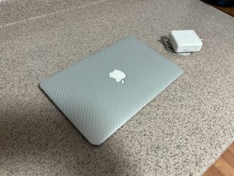 vintage  macbook  in working condition. old OS