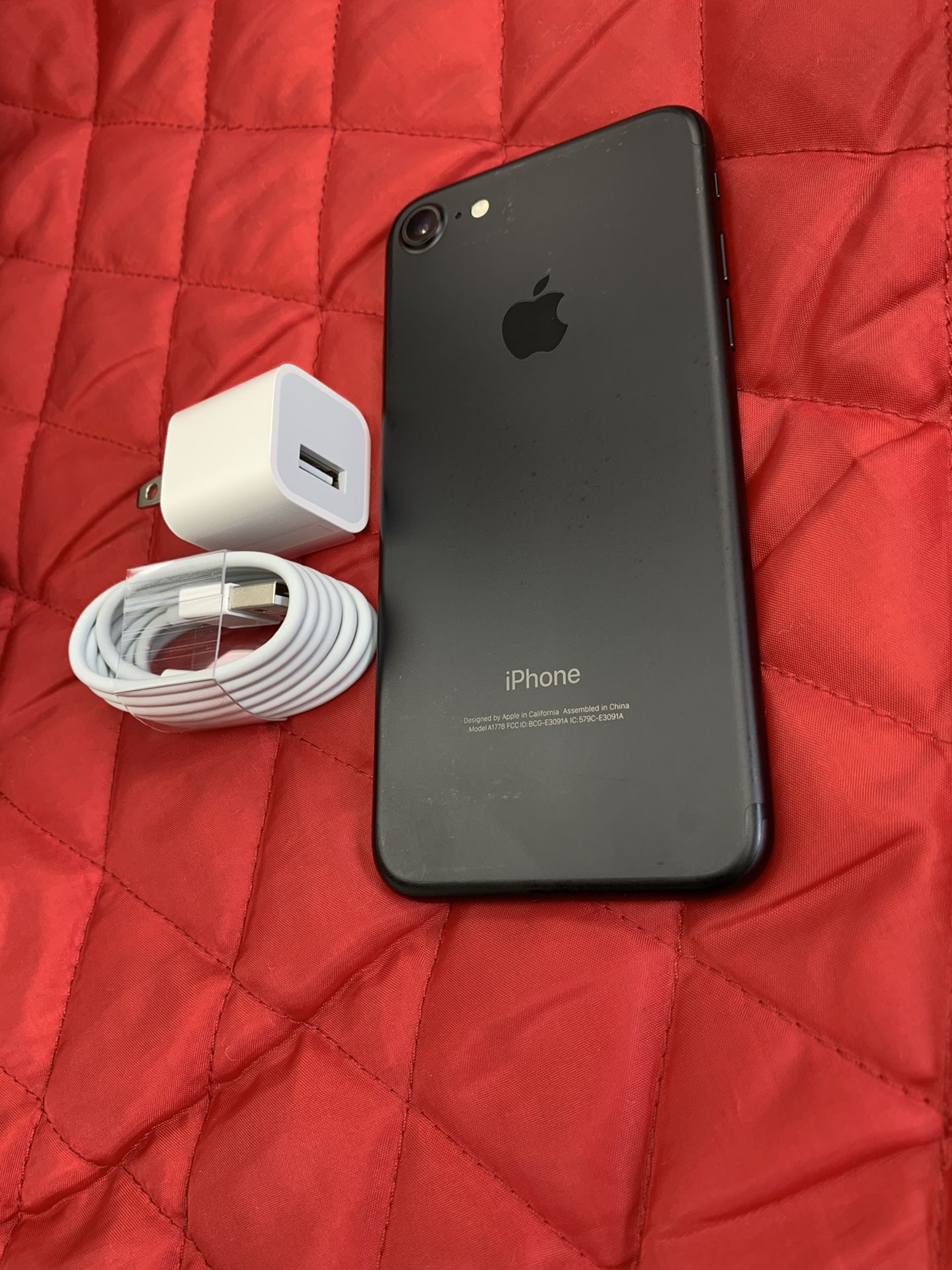 iPhone 7 ; 32GB ( MetroPcs and T-Mobile)