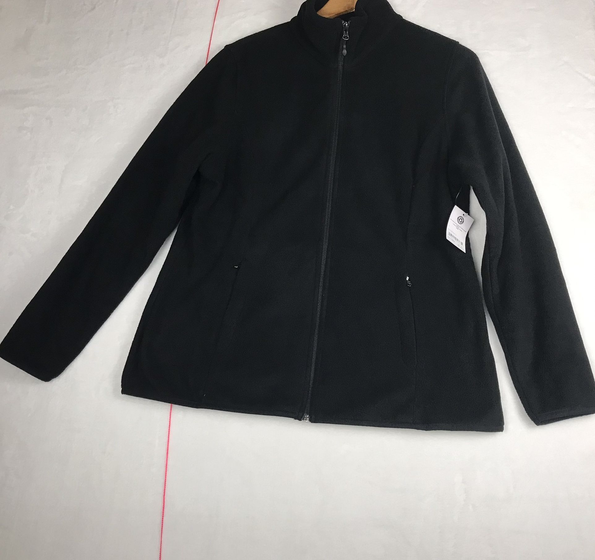 NWT Amazon essentials womens fleece jacket size is xl. Zipper closure.