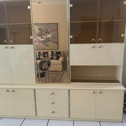 Wall unit with mirrors
