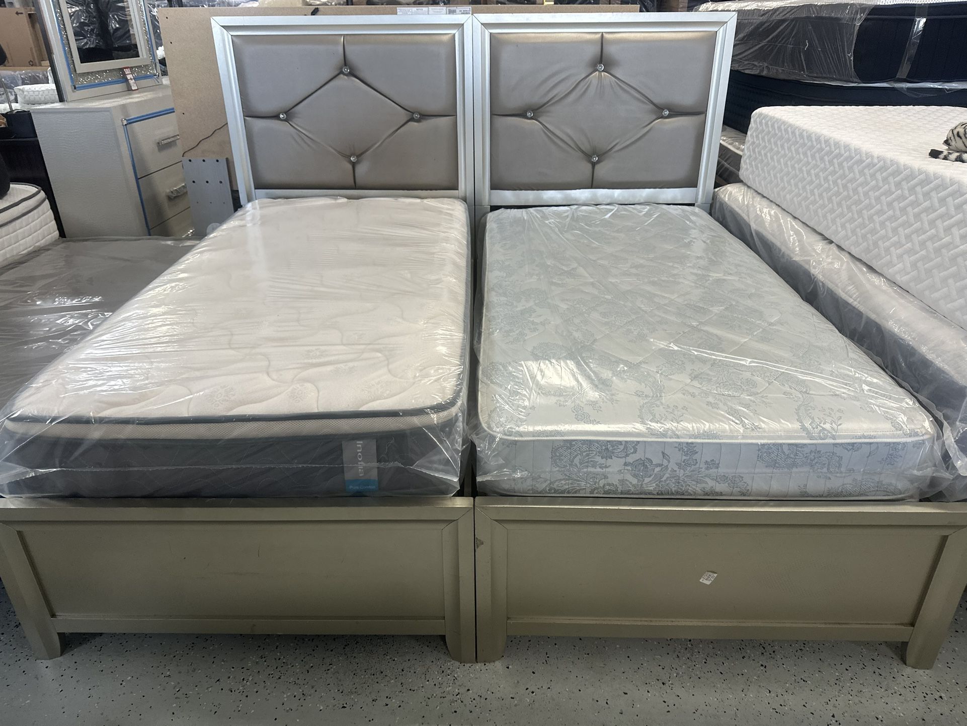 2 Twin Size Mattress And Box Spring Set And Bed π