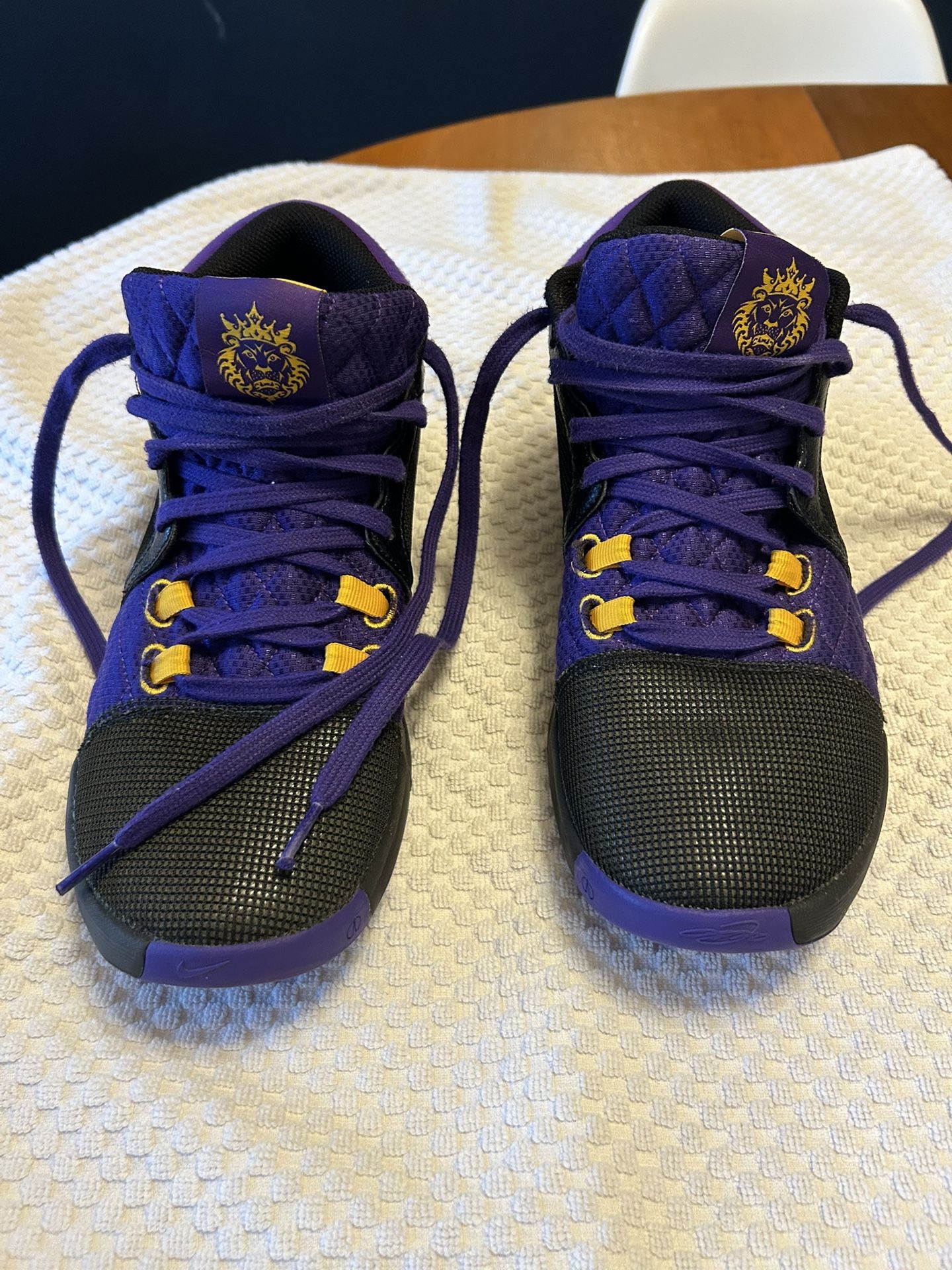 Nike Lebron Witness 8 Basketball Shoes