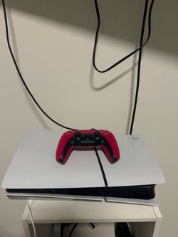 PS5 Slim blanco con lector de discos y un control DualSense rosado (Nova
