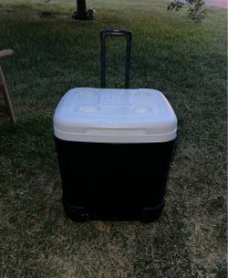 Igloo Ice Cube Rolling Cooler 👉🏼 crack on the outer layer of lid & handle does not move up & down