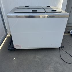 Commercial chest deep freezer