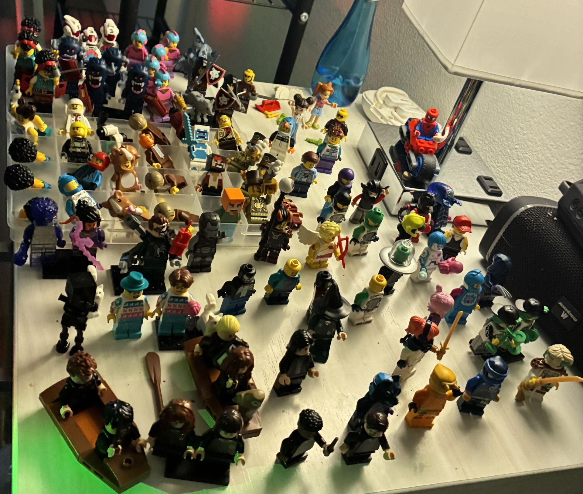 *Huge* minifigures Lot