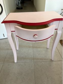 SMALL ACCENT TABLE WITH DRAW