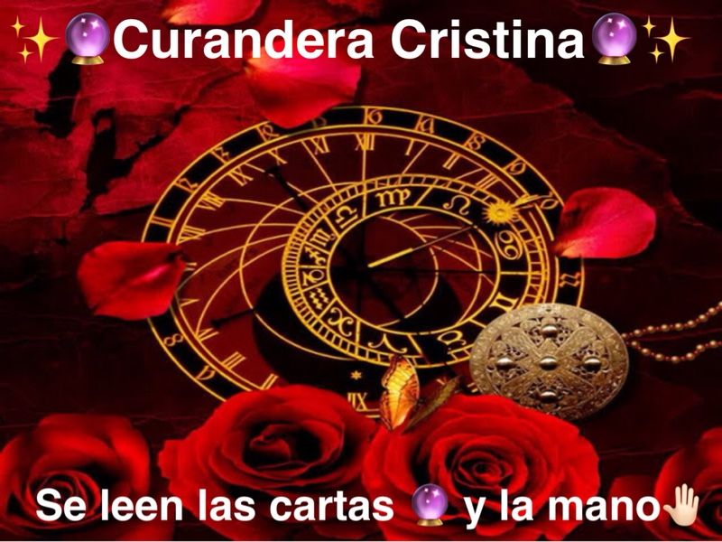 Curandera y consejera se leen las cartas del tarot y la mano