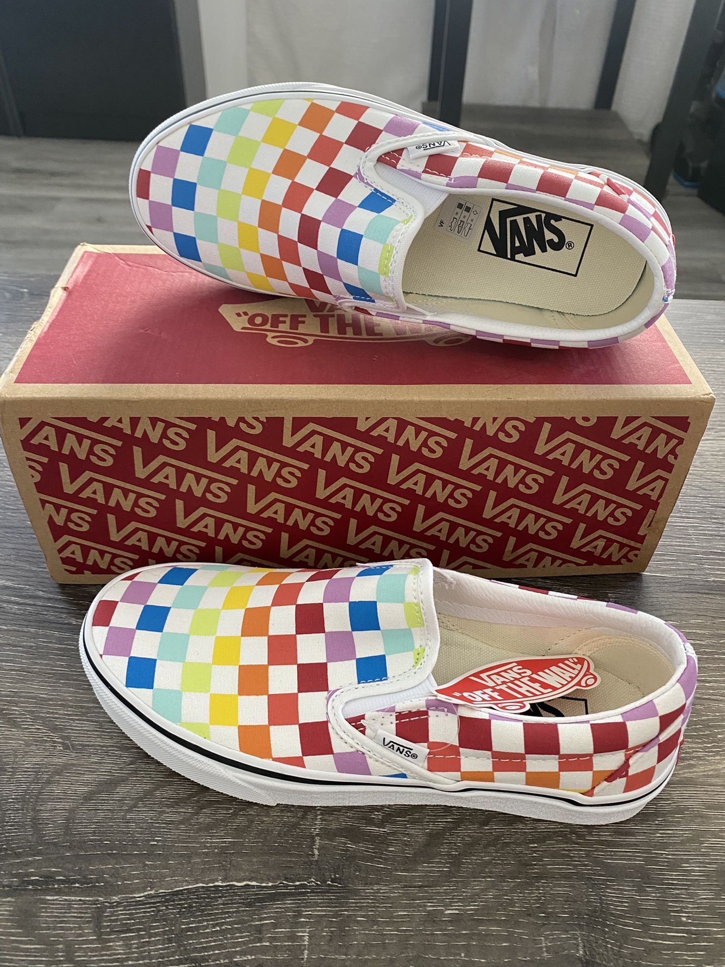 VANS WOMEN’S RAINBOW CHECKERED