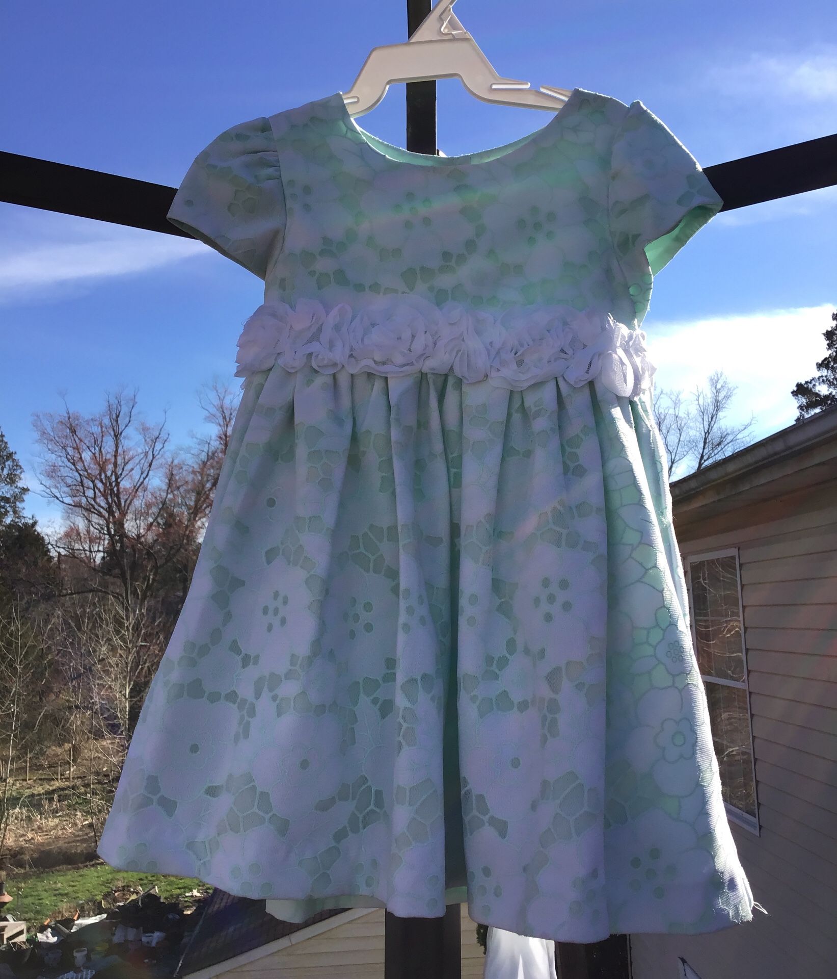 Beautiful dress 18 months $4 SE HABLA ESPAÑOL