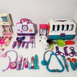 Disney Doc McStuffins Toy Set, Battat - Veterinarian Toy Set, Collectible Puppy Set