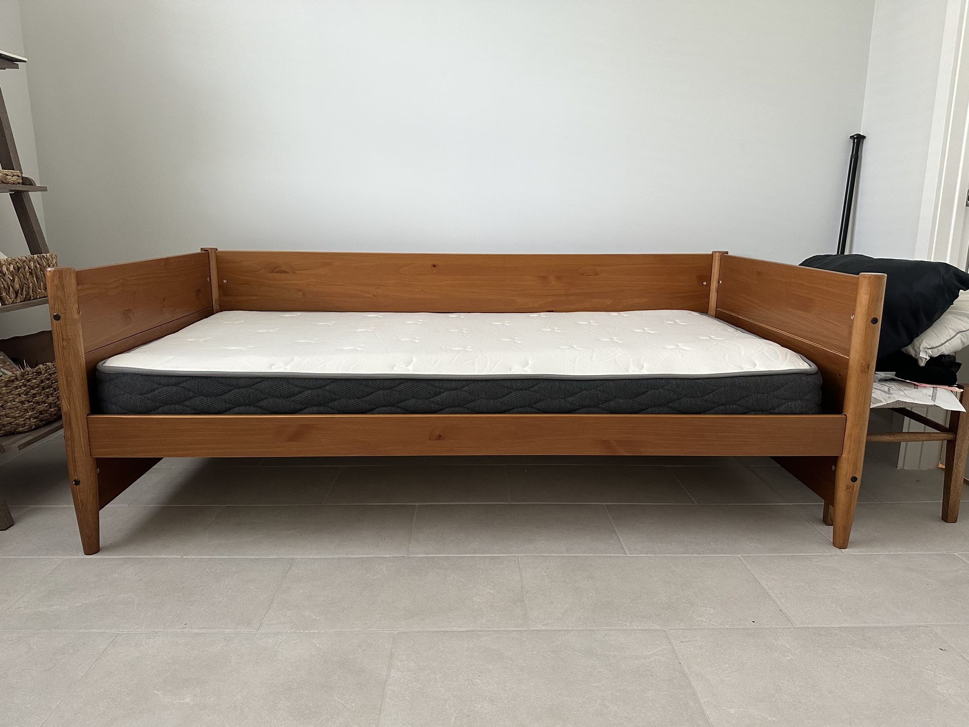 Mid Century Daybed With Trundle