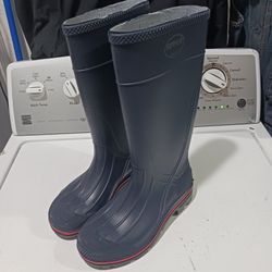 SERVL'S  BOOTS. New. Size 7   1/5.  blue color.