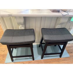 Brand New Brand new Amber-Mae Counter & Bar Stool (Set of 2) Been set up like first couple photos