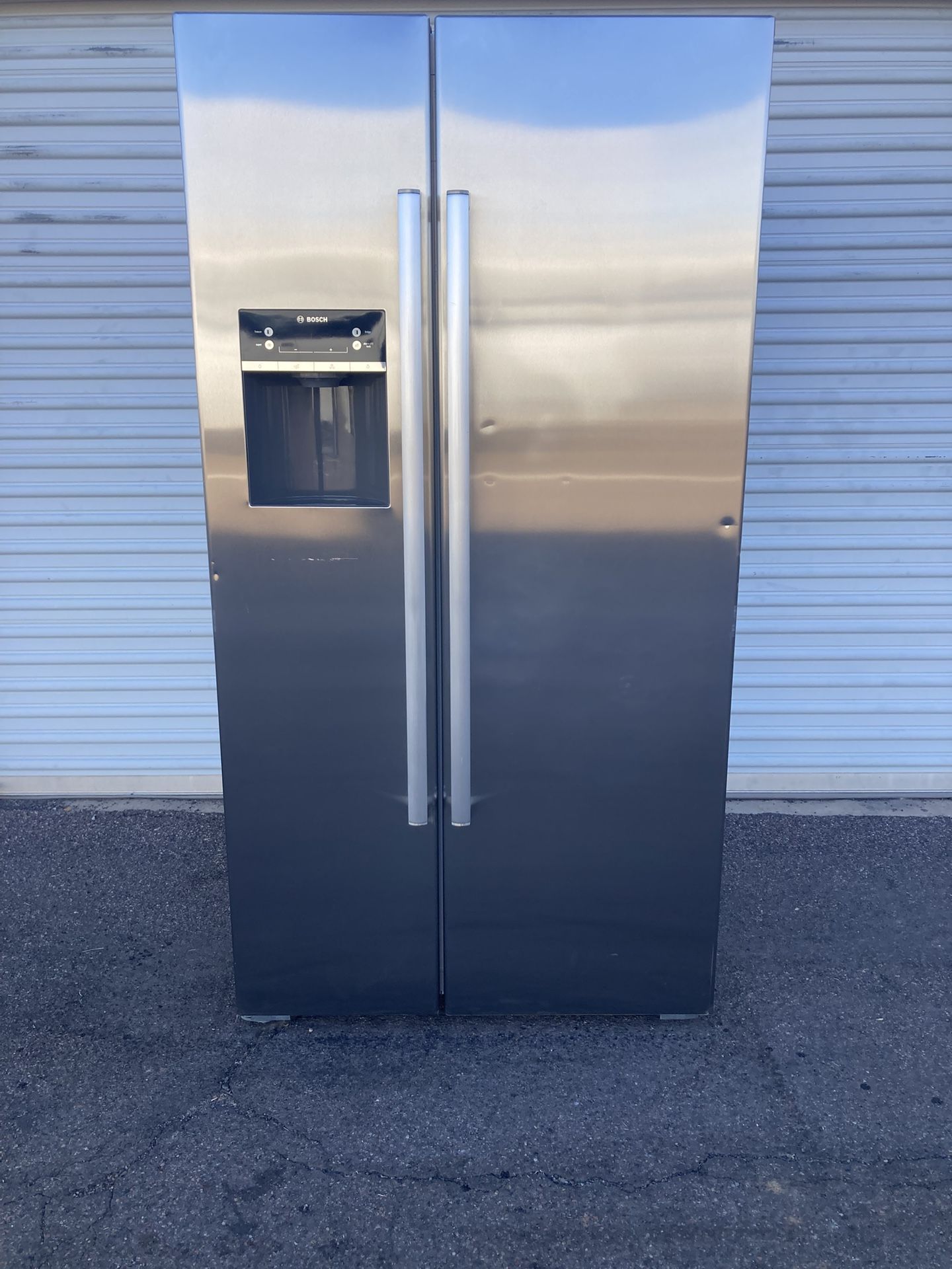 Bosch side-by-side stainless steel refrigerator counter in good condition, clean and attractive. One month warranty. Delivery available. W36-D27-H69.