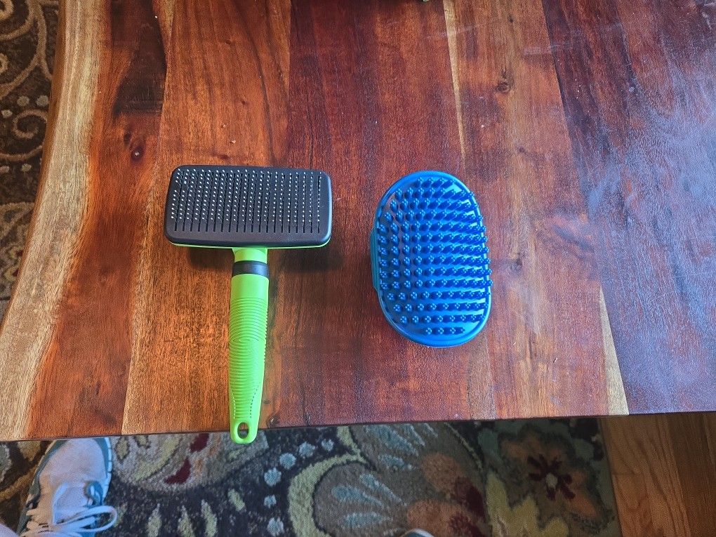 Green and black slicker brush- adjustable blue soft brush