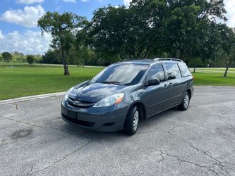 2010 Toyota Sienna w/ Power Doors