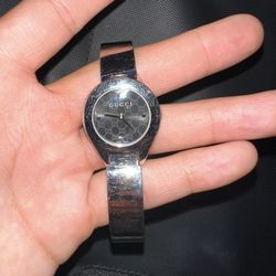 Gucci Women's 6700l Quartz Watch