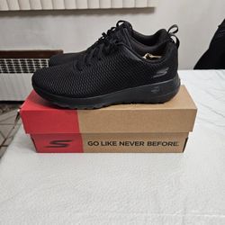 New Womens Skechers. Size 7