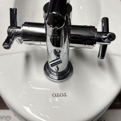 Toto Piedmont Single Faucet bidet 