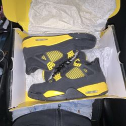 Jordan 4 Retro Thunder (2023)