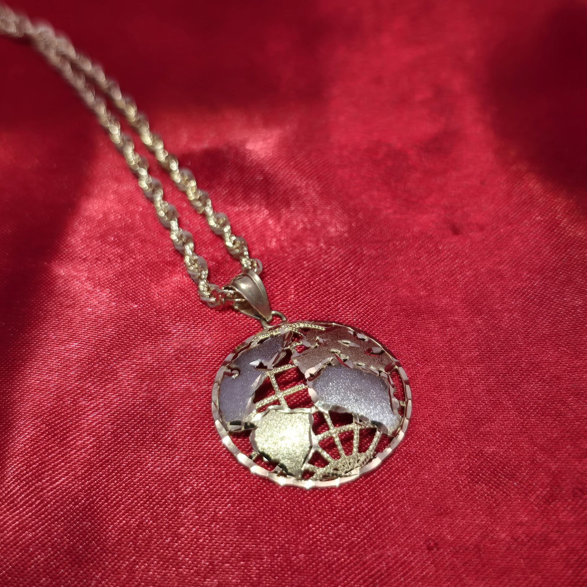 10k Gold Rope Chain & World Pendant