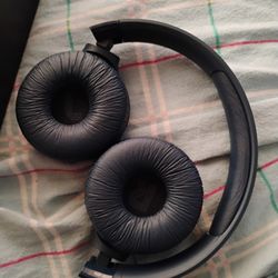 
JBL Tune 520BT Bluetooth Wireless On-Ear Headphones - Black: USB-C Connection, Built-In Mic
