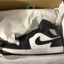 Jordan 1 Mid SE Panda Elephant size 12