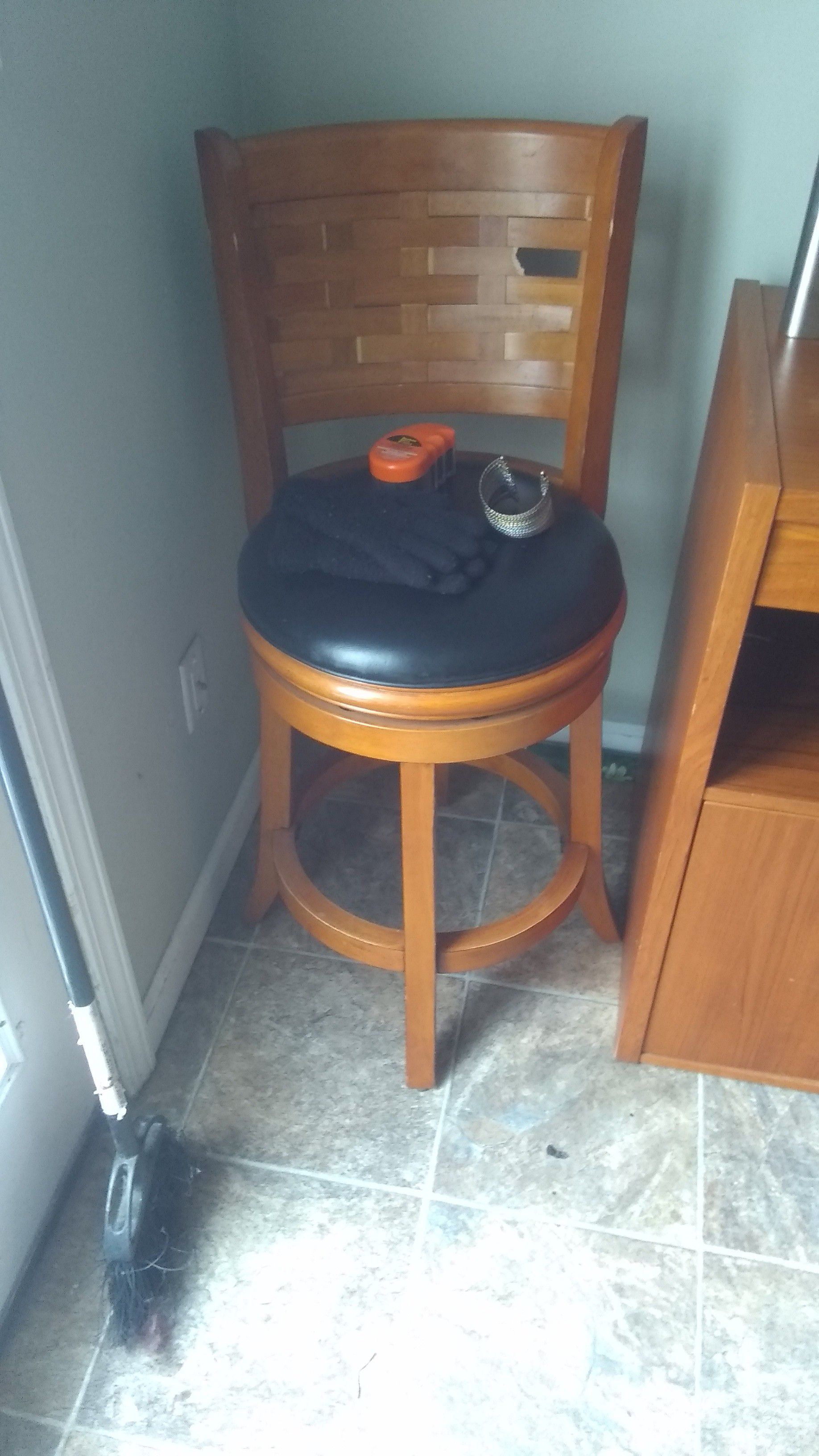 Small table with 2 bar stools
